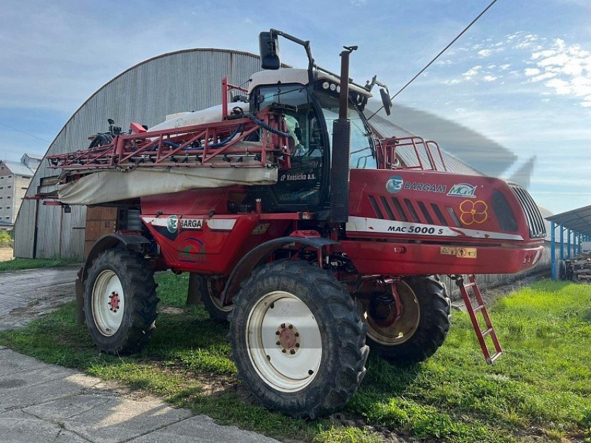 Ramena: 24 m s podporou vzduchu
Rok výroby: 2011
 Objem nádrže: 5000 litrů
Celková postříkaná plocha 77.500 ha
 
Cena: 600.000,- Kč
Výrobce: BARGAM